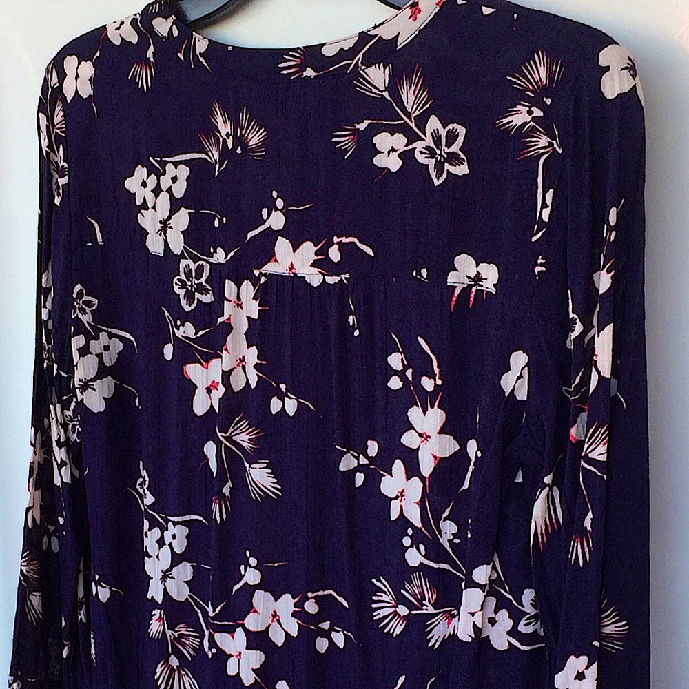 LUCKY BRAND Navy Blue flowered V-n…